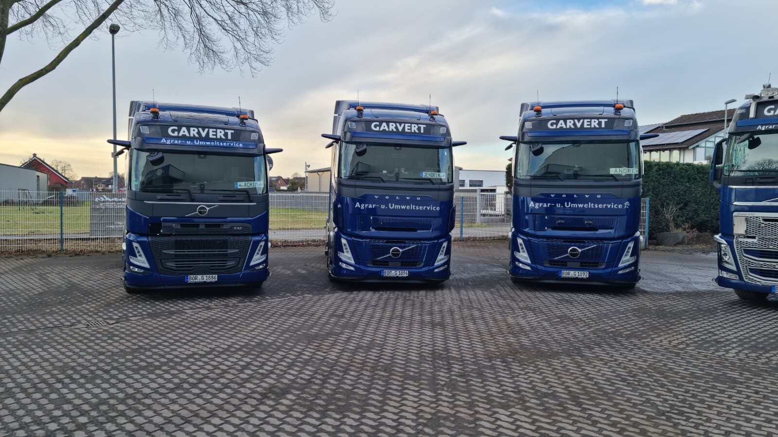 Moderner Fuhrpark von GARVERT – LKW-Flotte in der Abenddämmerung
