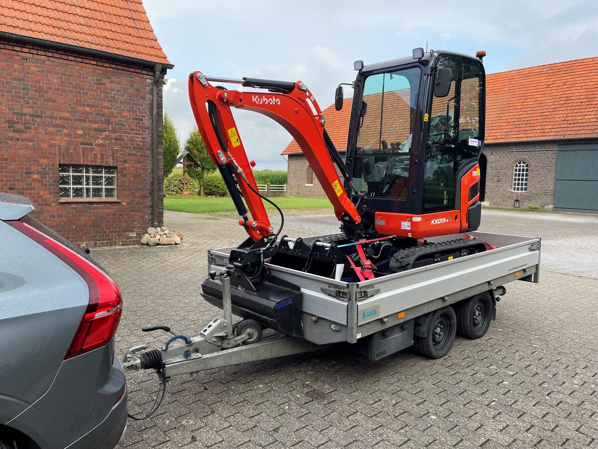 Minibagger von GARVERT belädt einen Container