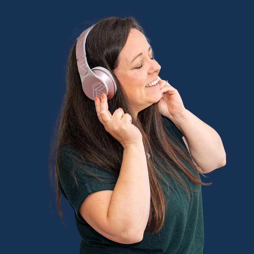 Sarah Holtschlag mit Kopfhörern – ihr Hobby ist Musik