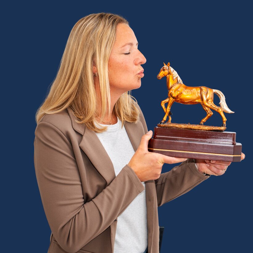 Carmen Oehmen mit einer Pferde-Trophäe – ihr Hobby sind Pferde