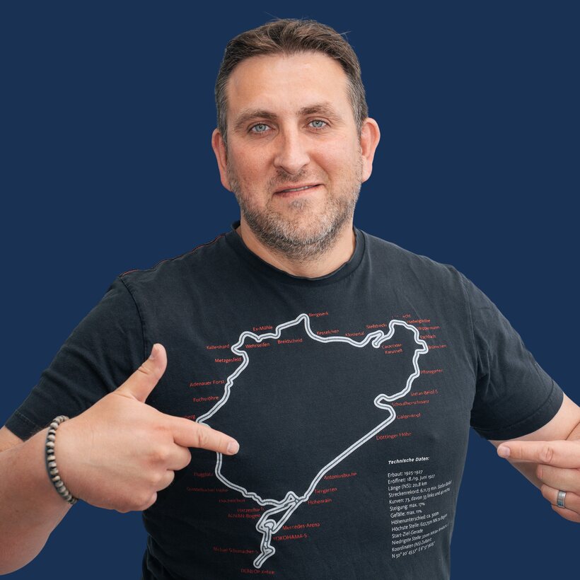 Stefan Thewes im Nürburgring-Shirt – sein Hobby ist der Motorsport