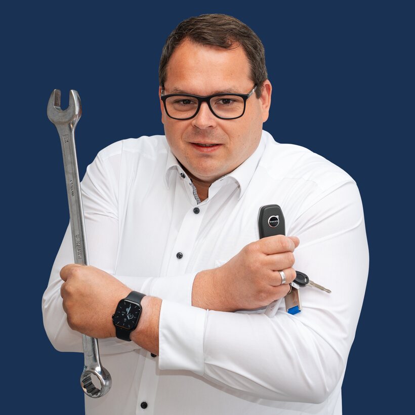 Christoph Lütke Uhlenbrock mit Werkzeug – sein Hobby sind Technik und Fahrzeuge