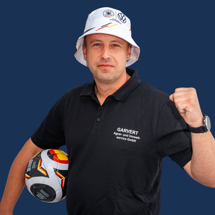 Stephan Wiesberger mit Fußball und Deutschland-Hut – sein Hobby ist Fußball