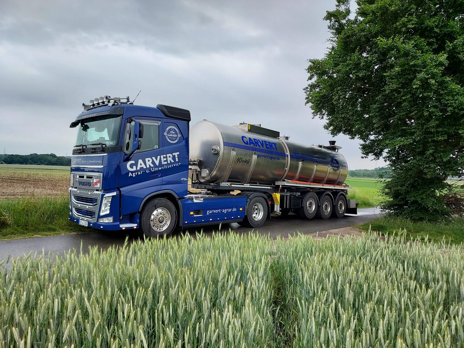 GARVERT Volvo mit Tankauflieger auf dem Feldweg